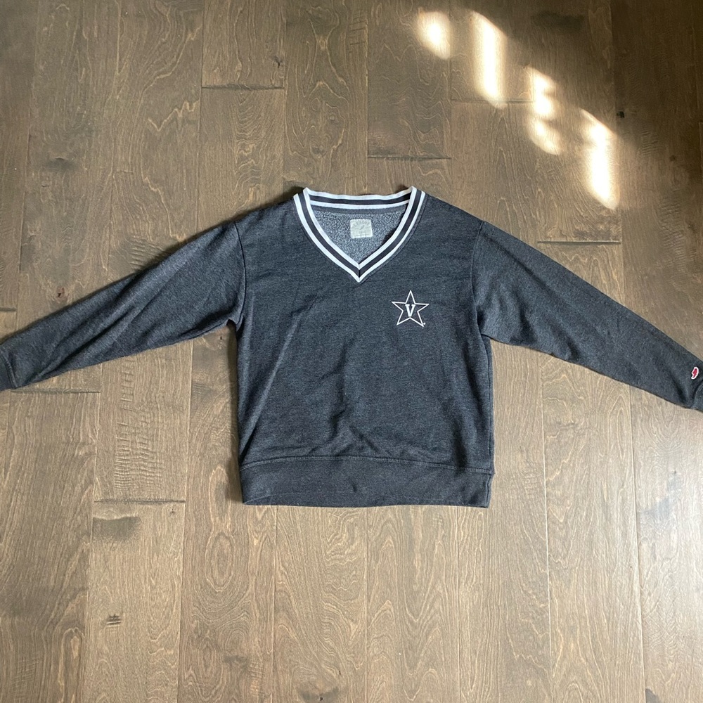 League Vanderbilt v-neck sweatshirt women’s small